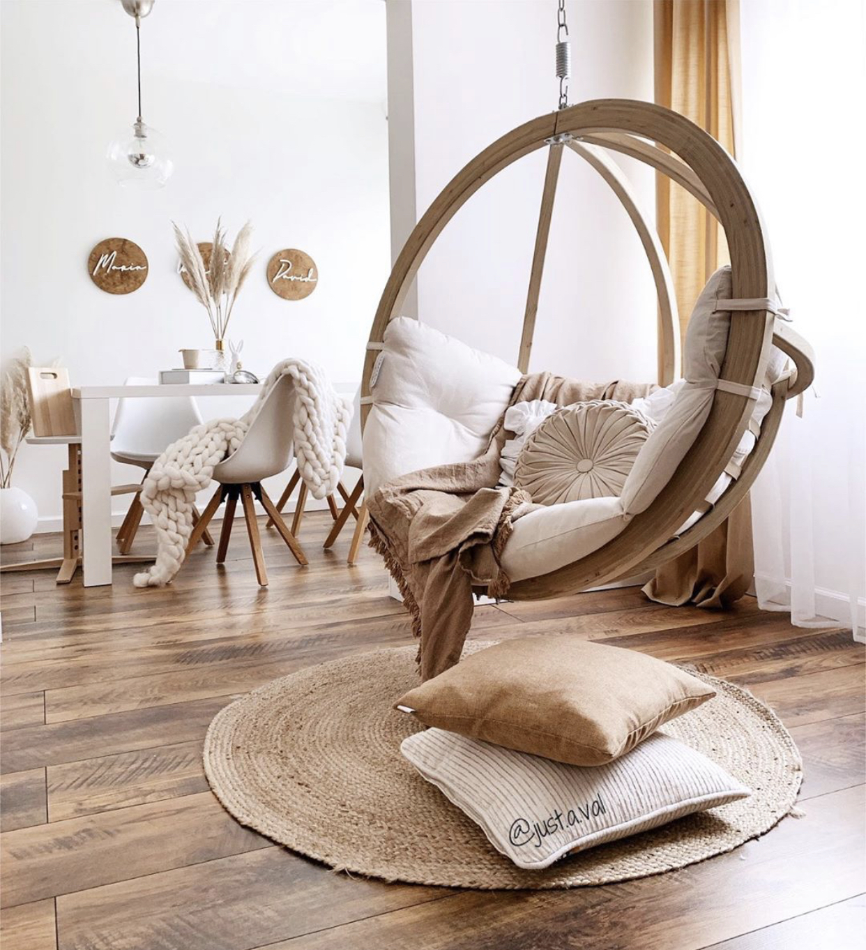 Indoor Globo Swing Chair – Home Décor with Natural Tones
