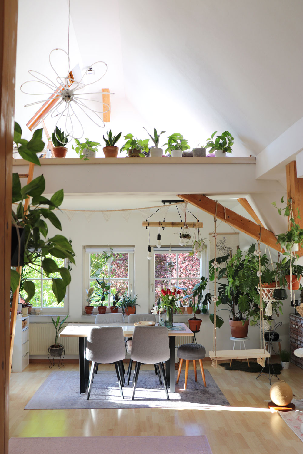 Kristinas-dining-area-with-view-at-the-graden