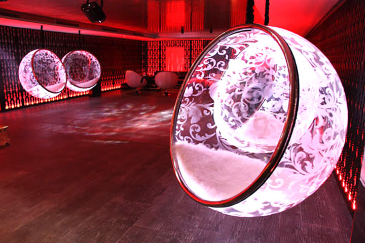 illuminated-bubble-chair-inspired-by-aarnio-eero-designed-by-ben-rousseau